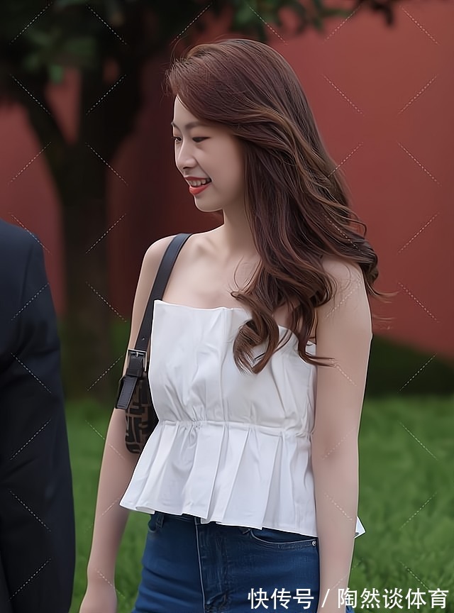 喇叭裤 白字肩上衣配蓝色牛仔喇叭裤,轻柔、轻盈、时尚