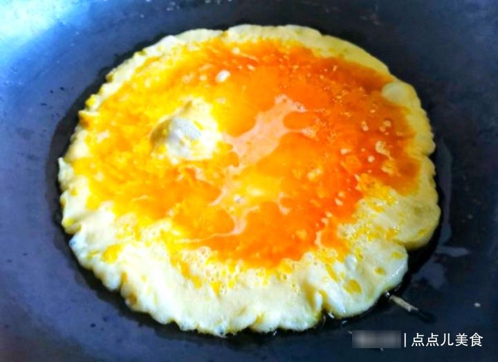 苦瓜炒鸡蛋的小技巧，只需一步让苦瓜不苦翠绿不变，口感超棒