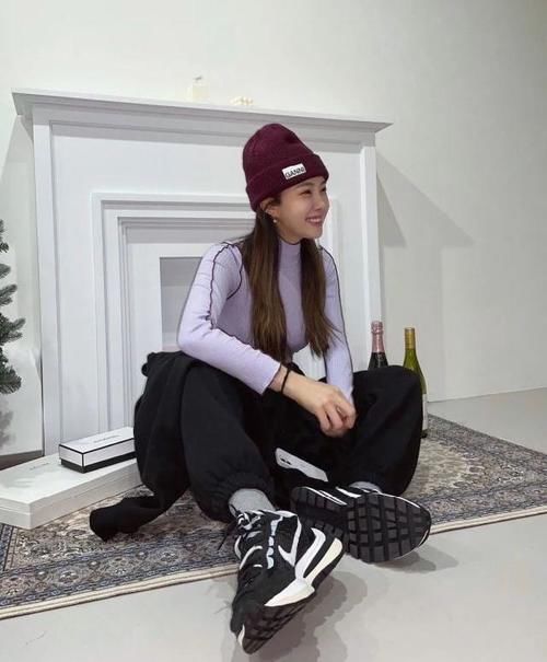 今年流行紫色上衣，搭配什么颜色的裤子更特别？这5个配色值得学