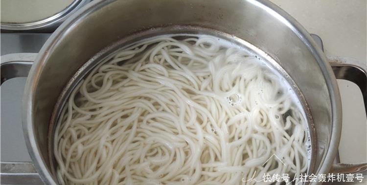 面条和茄子一起做,原来这么好吃,我家隔三岔五做,每次吃光光