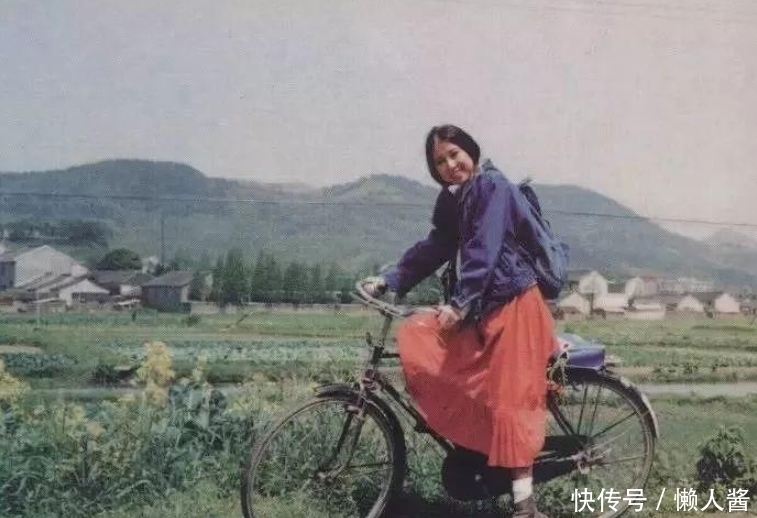 成都|三毛痛失恋人后,孤独游荡在成都街头,4个月后在医院用丝袜自缢