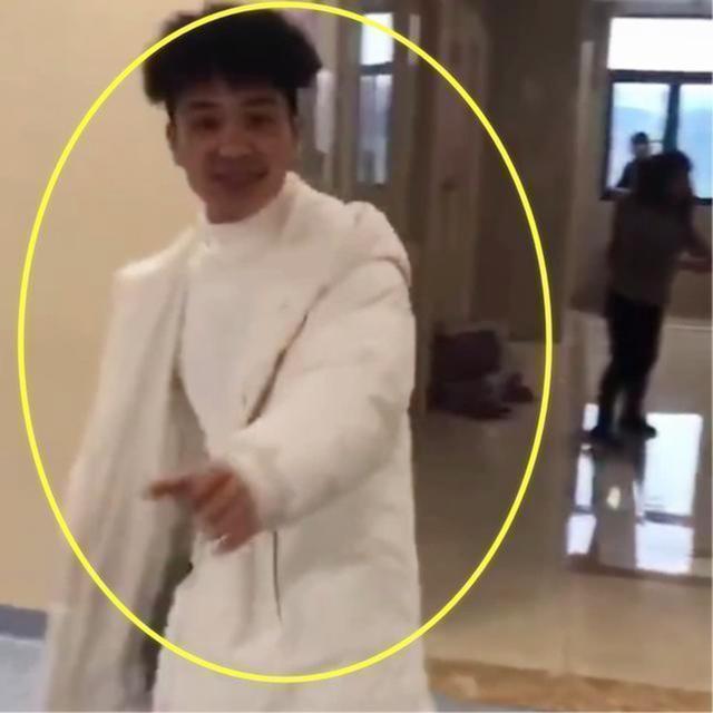 男孩子|产房外爸爸得知生女儿,爸爸的反应引人注目,网友:请你控制点