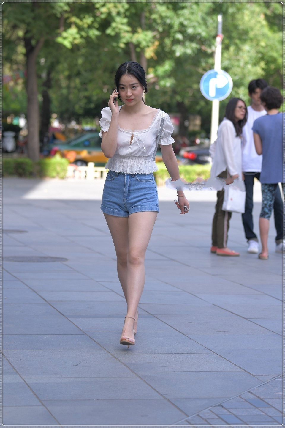  宝马|美女街拍：真正有气质的淑女，看了以后我感觉爱了，好想给她买一辆宝马开开