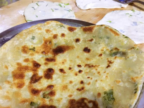 制作“葱油饼”的关键不是揉面，是加入它，香味四溢口水停不下来