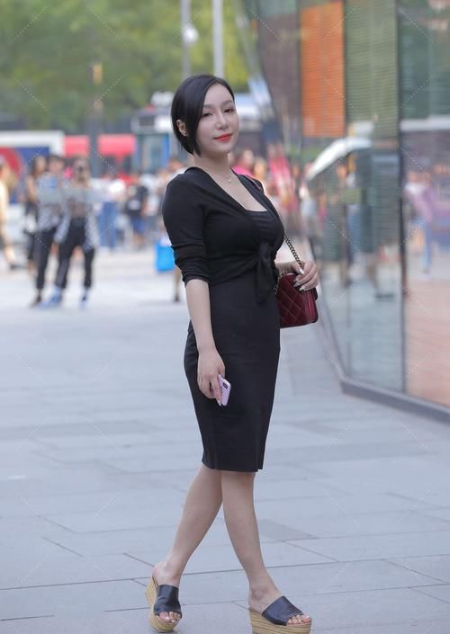 一袭黑色典雅套装，掩盖不住优雅气质，尽显女人味