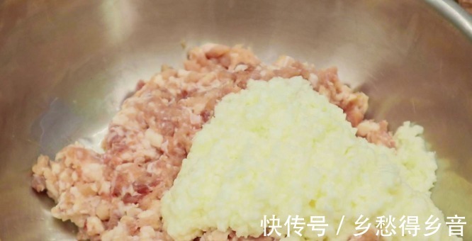 炸肉丸子,记住不放鸡蛋和面粉,教你正确做法,焦香酥脆不回软!