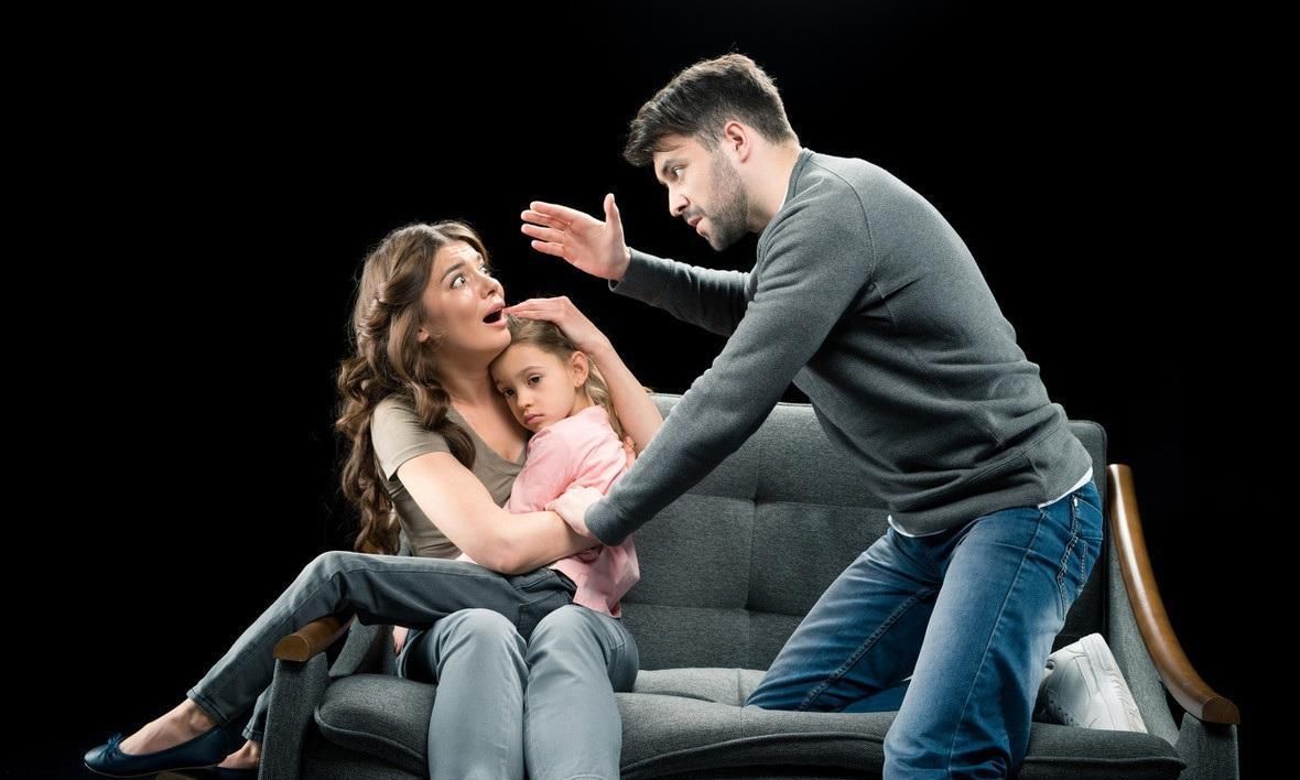 小奇|孩子偷了家里钱,两个爸爸不同的处理方式,给了孩子不同的未来