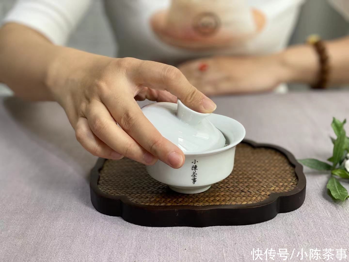 冲泡白茶|买大还是买小？买厚还是买薄？有关白瓷盖碗的答案都在这了