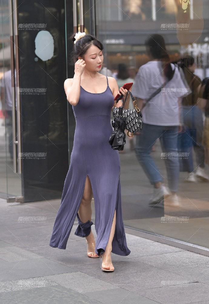 街拍;穿长裙怎么感受清凉向她“学习”,把裙子撕成“碎布条”