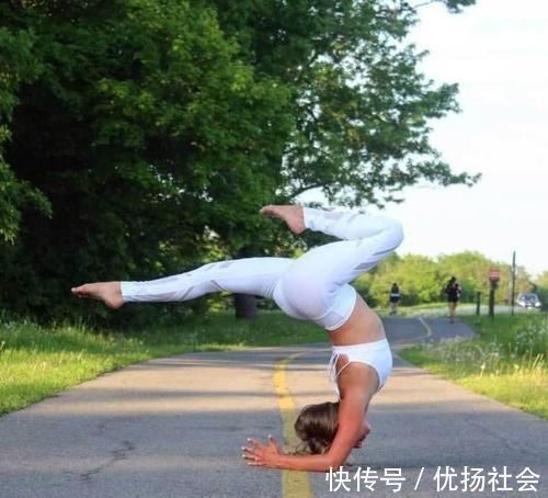 腰部|姑娘勤练四招瑜伽体式，纠正驼背不良体态，变身气质女神