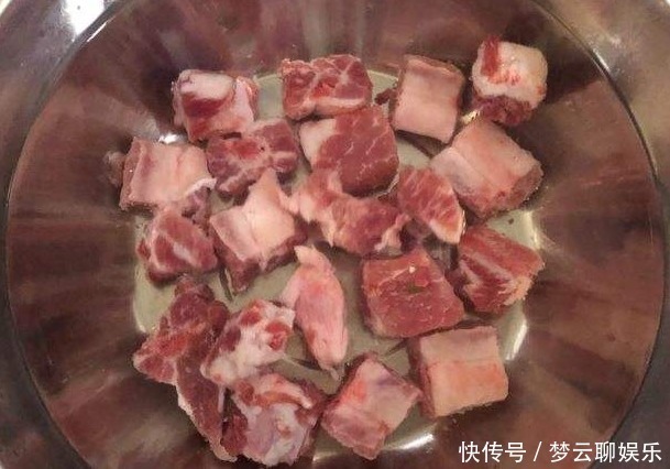 无论排骨怎么做,都不要先焯水,学会这一招,排骨不柴不腥,好吃