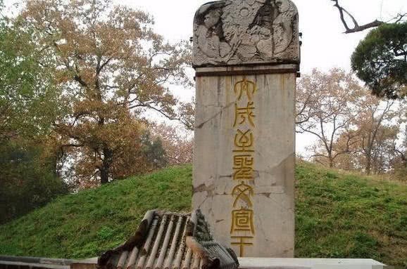 大臣|康熙不愿跪拜孔子墓,大臣见状用黄布遮住墓碑1字,康熙随即三叩九拜