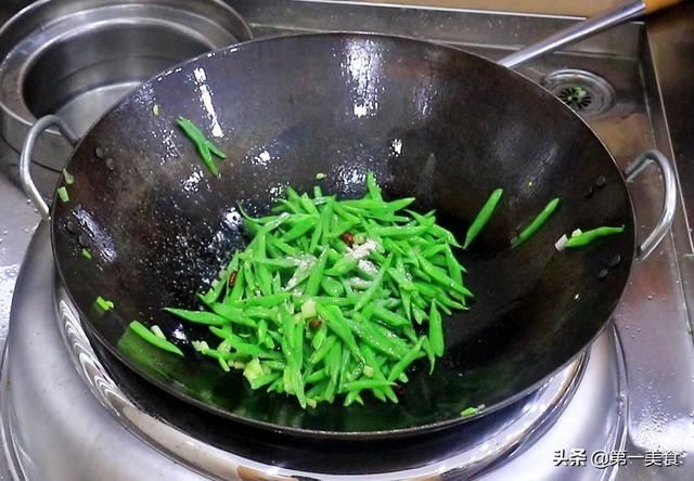 四季豆|厨师长教你饭店腊肠炒芸豆做法，满满都是小技巧，清脆可口又简单