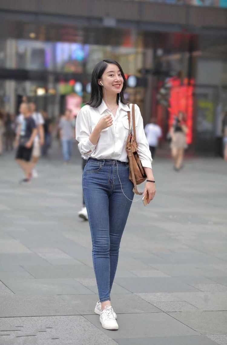 身材高挑|长发披肩的小美女,红色吊带长裙,展现出窈窕身姿