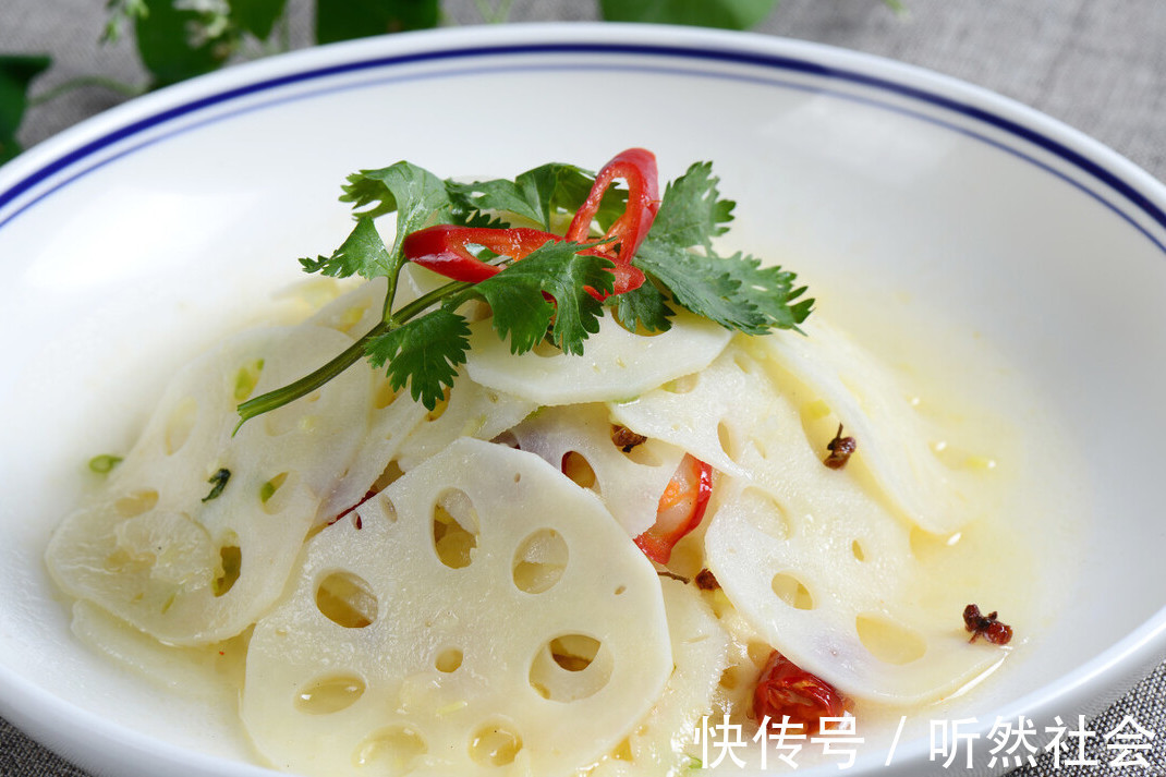 白醋|凉拌藕片,一焯水就发黑教你1个诀窍,藕片白净爽脆,不发黑