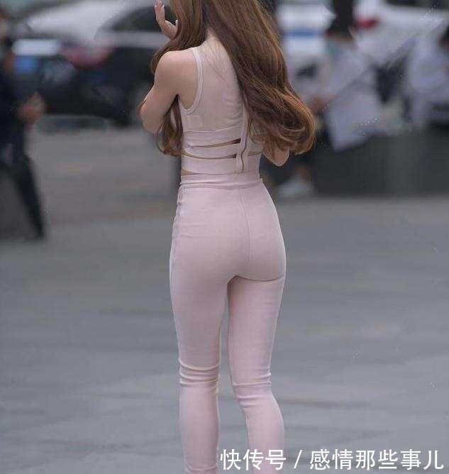下半身 黑色小脚裤搭配黑色紧身上衣,虽然很常见,却能够凸显气质!