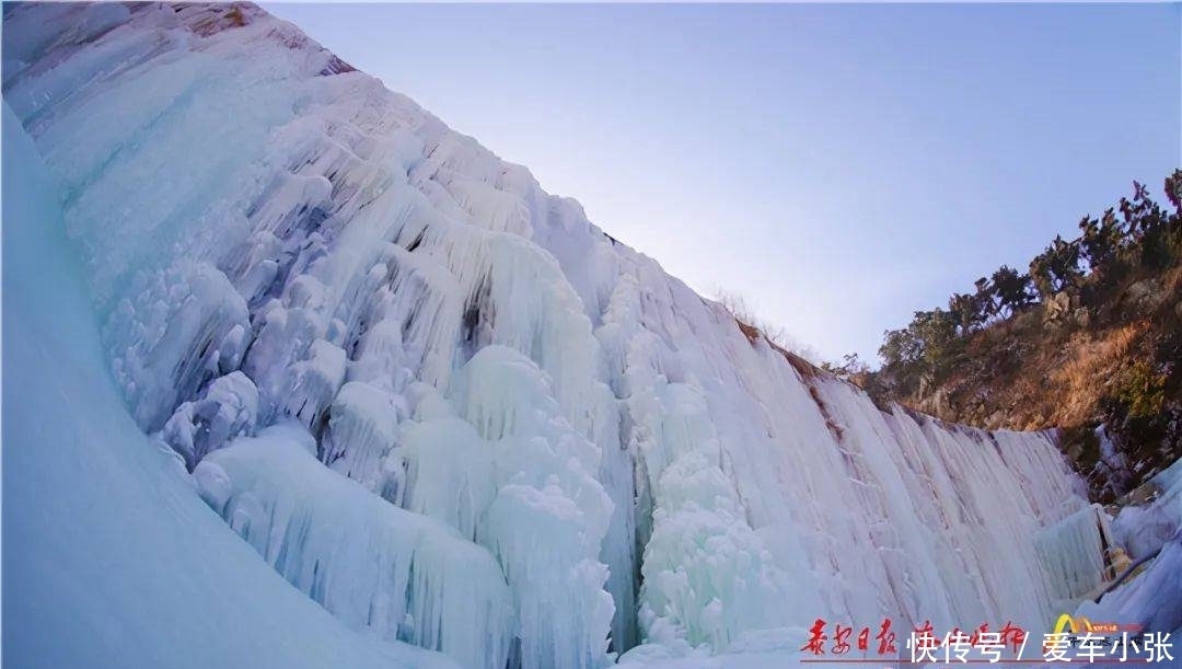 蒿滩水库冰瀑：细水长流凝成冰，一帘诗画悬空壁