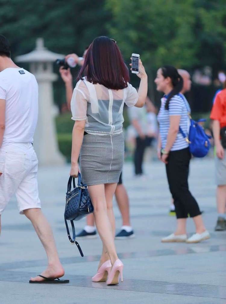  少女|街拍：少女穿着紧身格子裙，显得很时尚