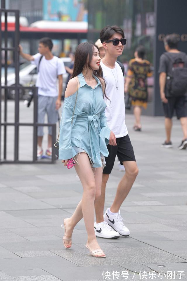 天蓝色 蓝色露肩衬衫搭配牛仔短裤,甜美而又精致,时尚又可爱