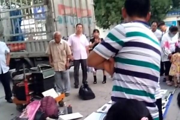 欧楷!一位没有双手美女的“地摊书法”,用脚写欧楷榜书,用笔险绝精到