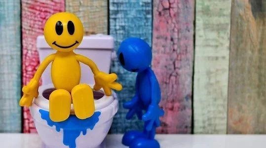 冲马桶到底要不要盖盖子上厕所时大部分人都会犯这3个错