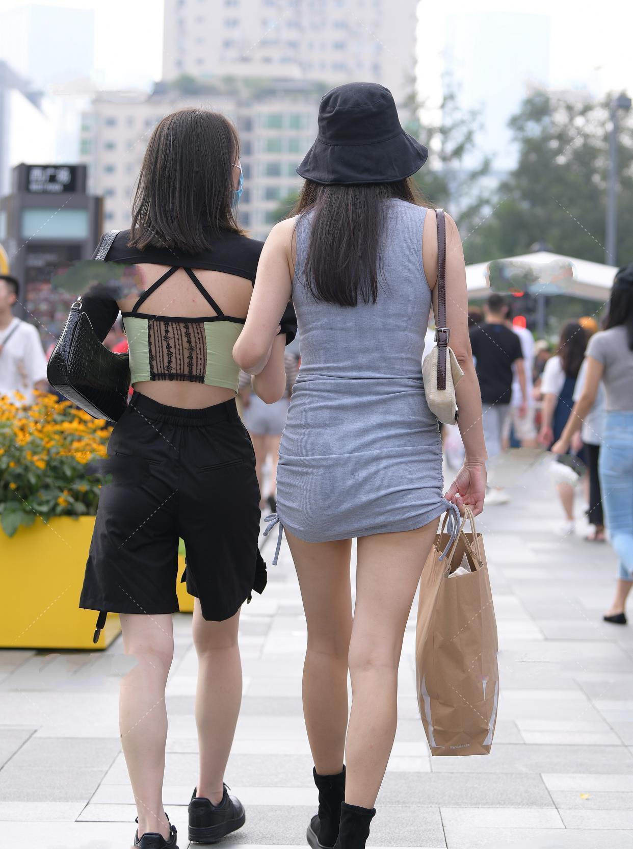 背心|想变淑女风，可穿搭灰色圆领背心包臀裙和黑色筒靴