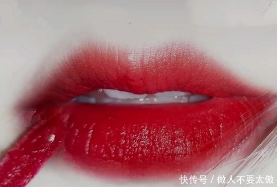 口红|“原相机+嘴巴”来袭!咬链子可以,唇刷可以,看到刀片:厉害了