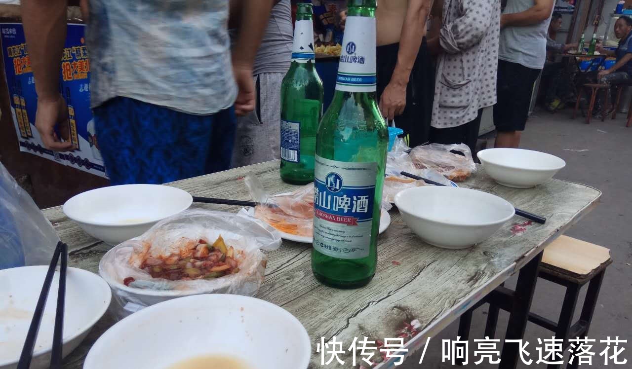 啤酒|为什么有的工人,午餐和晚餐喜欢配一瓶啤酒得知原因,有点无奈!