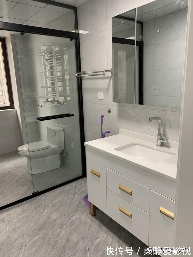 装修|她家装修花了12万,打造网红款电视墙,请木工师傅打柜子很喜欢