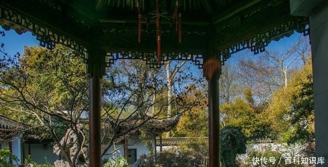 亭轩相依外曲池,佳木名花烂醉游客