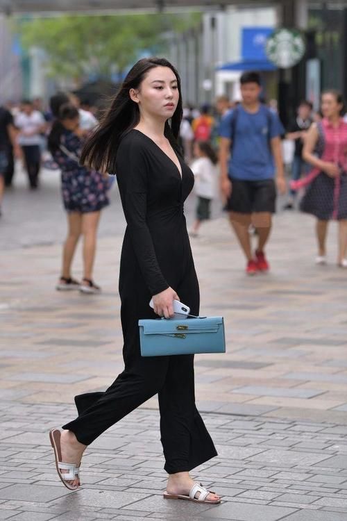 洋气|懒人穿法，黑色连体裤，穿出最惬意的美，简约又洋气