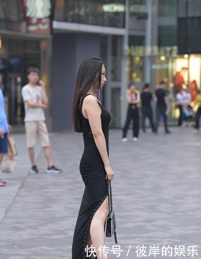 简单的裙子也想有特点,那你就要会混搭,好身材也需要有气质