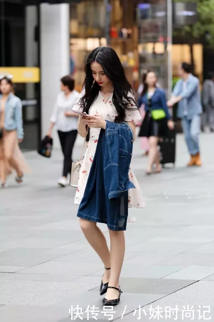 街拍时尚: 女生搭配高跟鞋, 轻松从稚嫩走向成熟