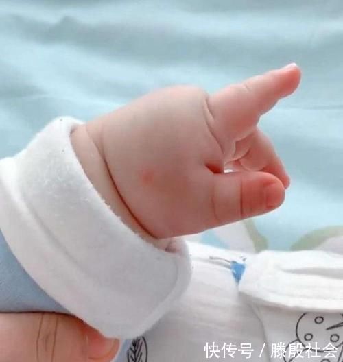 猪蹄|宝妈吐槽宝宝小手像“猪蹄”,看完照片,网友:母乳里加酵母了?