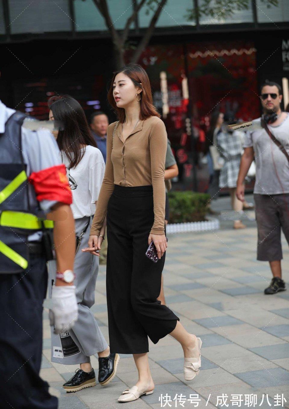 服装界|黑色阔腿裤,搭配棕色上衣和拖鞋,展现女生身材线条美!