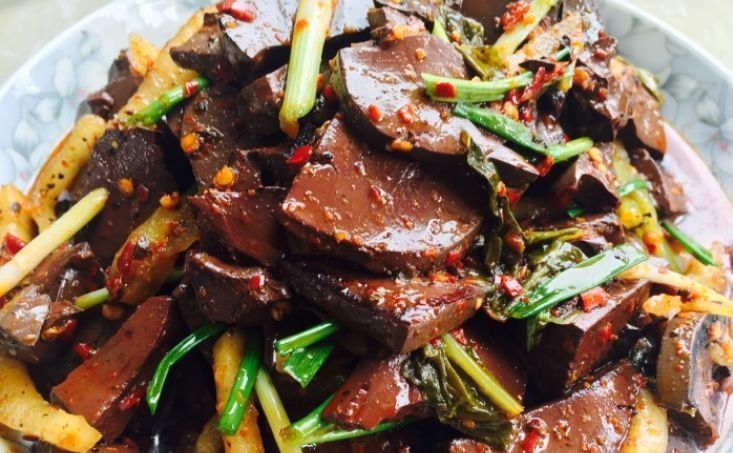 猪血切了就炒，难怪不好吃！炒前多加一步，猪血不硬不易碎没腥味