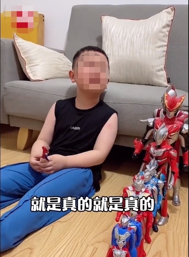 空地上|爷爷将2000个奥特曼摆满自家别墅,萌娃:相信光就不会累