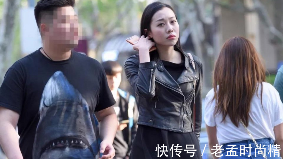 打底裤 街拍: 气质酷酷的一位黑裙美女, 肉色打底裤搭黑色长筒靴性感靓丽