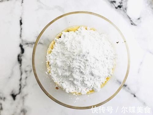 炸酥肉时，只用淀粉和鸡蛋是错的，记住1个小妙招，酥肉香酥不腻