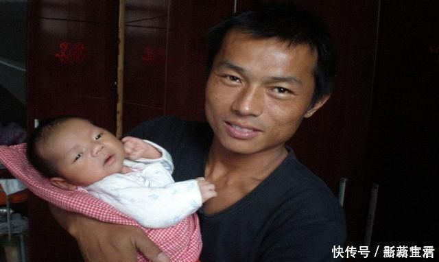 崔妈|“人贩子爸爸”走红,抱着亲生儿子如同偷娃,慌张神情令人想笑