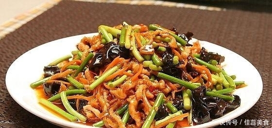 正宗四川鱼香肉丝制作:酸甜微辣,补铁养血,滋阴润燥,独具特色
