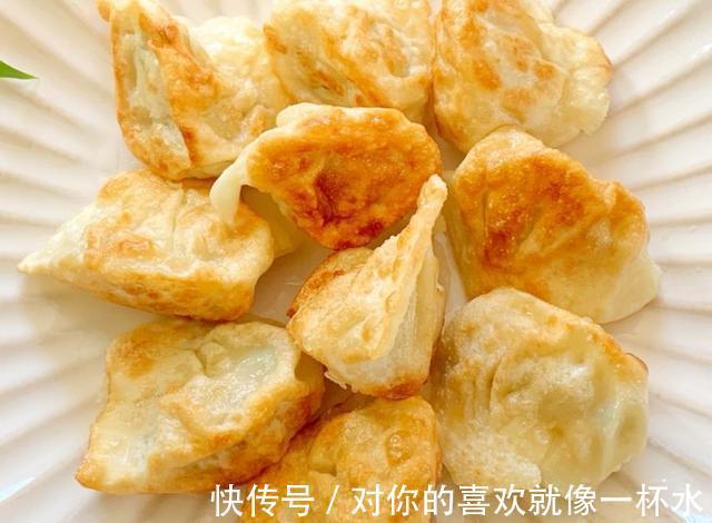 煎水饺时总糊锅切忌直接下锅煎,教你一招,水饺美味酥脆不糊锅
