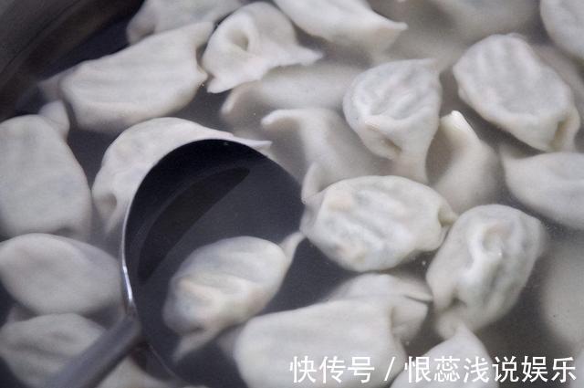 煮冻饺子，最忌开水下锅！记住3个技巧，爽滑筋道，不开裂不破皮