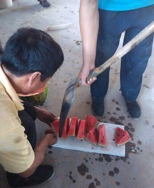 |搞笑图片幽默段子笑话你们两个搬的是玩具手机么,咋这么大呢