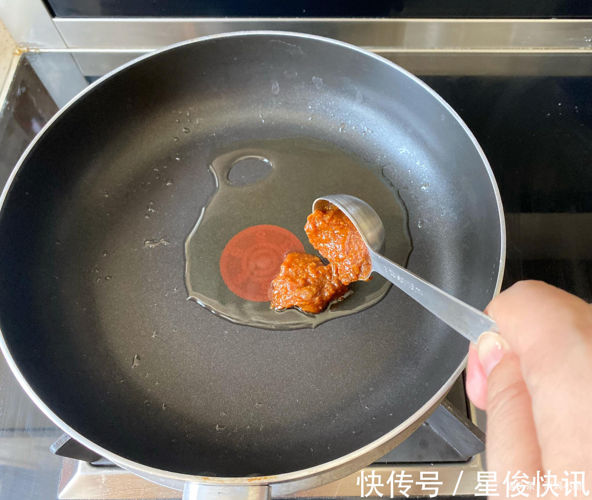 想吃酱香饼别再买了，一口锅在家自己做，外酥里嫩，酱香浓郁