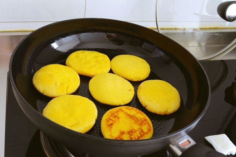 自制玉米饼，多吃粗粮对身体好，做法简单，香甜可口