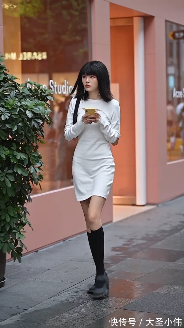 修饰|美女街拍:酷女孩也有专属好气质,小姐姐身穿白色包臀裙,好身材就在眼前