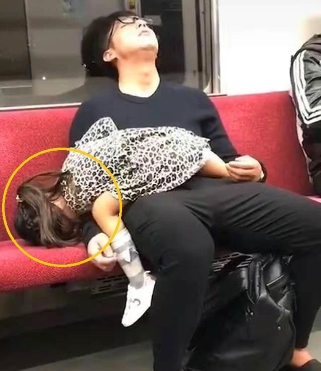 忍俊不禁|地铁上，陌生女乘客靠爸爸肩膀睡着，孩子的反应令人忍俊不禁
