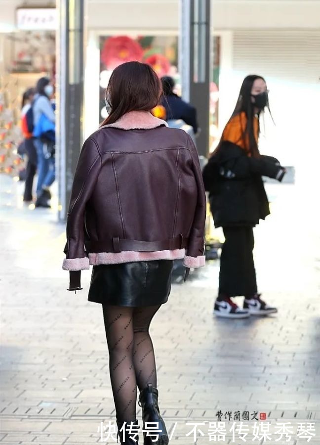 黑丝美女,穿出与时俱进新感觉