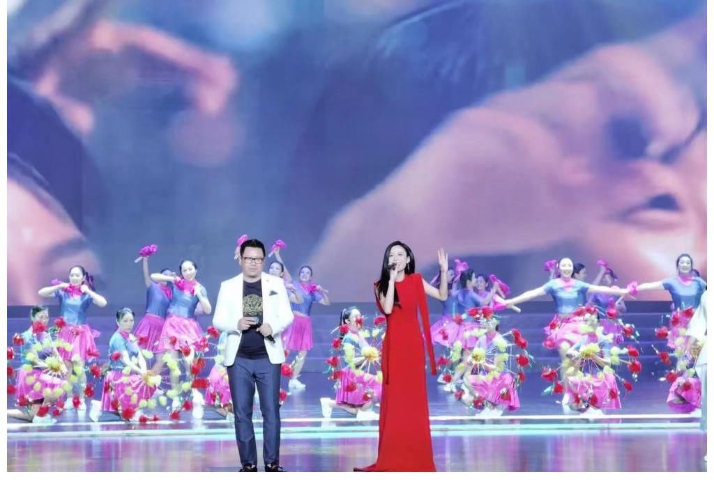 赵久峰|深大学子伍珂玥中国好声音舞台夺冠！深晚记者独家专访其任课教师